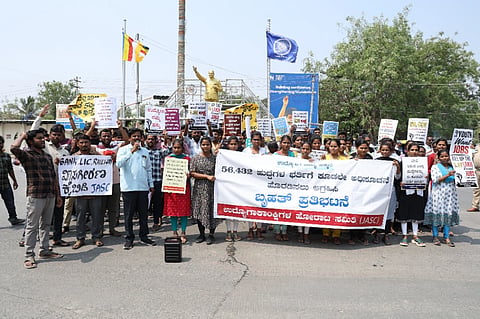  ರಾಜ್ಯ ಸಚಿವ ಸಂಪುಟ ಅನುಮೋದಿಸಿರುವ 56,432 ಹುದ್ದೆಗಳ ಭರ್ತಿಗೆ ಅಧಿಸೂಚನೆ ಹೊರಡಿಸಲು ಒತ್ತಾಯಿಸಿ ಸೋಮವಾರ ಉದ್ಯೋಗಾಕಾಂಕ್ಷಿಗಳ ಹೋರಾಟ ಸಮಿತಿ ವತಿಯಿಂದ ರಾಯಚೂರಿ ಡಾ.ಬಿ.ಆರ್.ಅಂಬೇಡ್ಕರ್ ವೃತ್ತದಲ್ಲಿ ಪ್ರತಿಭಟನೆ ಮಾಡಿದರು. ಹೋರಾಟ ಸಮಿತಿ ರಾಜ್ಯ ಸಂಚಾಲಕ ಚನ್ನಬಸವ ಜಾನೇಕಲ್, ಜಿಲ್ಲಾಧ್ಯಕ್ಷ ಡಾ. ಹನುಮಂತ ಕುರ್ಡಿ, ಕಾರ್ಯದರ್ಶಿ ರಾಮಚಂದ್ರಪ್ಪ, ಜಿಲ್ಲಾ ಜಂಟಿ ಕಾರ್ಯದರ್ಶಿ ಶಿವಪ್ಪ ಅಸ್ಕಿಹಾಳ್, ವಿನೋದ್  ಕುಮಾರ್ , ಬಸವರಾಜ, ಮಲ್ಲನಗೌಡ, ಉದ್ಯೋಗ ಆಕಾಂಕ್ಷಿಗಳಾದ ಅಶೋಕ್, ಮೌನೇಶ್, ಕೃಷ್ಣ, ಸಂತೋಷ ಸಾಗರ್ , ಶರಣಬಸವ, ರವಿ ಇದ್ದರು.
