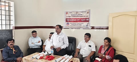 ತಾಲೂಕಿನ ಈಚನಾಳ ಪ್ರಾಥಮಿಕ ಅರೋಗ್ಯ ಕೇಂದ್ರದಲ್ಲಿ ಜಿಲ್ಲಾಡಳಿತ ಹಾಗೂ ಜಿಲ್ಲಾ ಆರೋಗ್ಯ ಮತ್ತು ಕುಟುಂಬ ಕಲ್ಯಾಣ ಇಲಾಖೆ ವತಿಯಿಂದ ಜಿಲ್ಲಾ ಮಟ್ಟದ ವಿಶ್ವ ಮಲೇರಿಯಾ ದಿನಾಚರಣೆಗೆ ಡಿಎಚ್‌ಓ ಡಾ.ಸುರೇಂದ್ರ ಬಾಬು ಚಾಲನೆ ನೀಡಿದರು. ಜಿಲ್ಲಾ ಮಲೇರಿಯಾ ನಿಯಂತ್ರಣಾಧಿಕಾರಿ ಡಾ.ಗಣೇಶ್ ಕೆ., ತಾಲೂಕಾ ಆರೋಗ್ಯಾಧಿಕಾರಿ ಡಾ.ಅಮರೇಶ ಪಾಟೀಲ್, ಆಡಳಿತ ವೈದ್ಯಾಧಿಕಾರಿ ಡಾ.ಹನಮಂತರಾಯ ತಳ್ಳಳ್ಳಿ, ವೈದ್ಯಾಧಿಕಾರಿ ಡಾ.ರಾಜೇಶ್ವರಿ ಮುಖಂಡರಾದ ಆದೇಪ್ಪ, ಪೀರಸಾಬ್, ಬಸವರಾಜ್, ಹನುಮಂತ, ಜಿಲ್ಲಾ ಆರೋಗ್ಯ ಶಿಕ್ಷಣಾಧಿಕಾರಿ ಈಶ್ವರ ಹೆಚ್ ದಾಸಪ್ಪನವರ, ಉಪ ಜಿಲ್ಲಾ ಆರೋಗ್ಯ ಶಿಕ್ಷಣಾಧಿಕಾರಿ ಪ್ರಾಣೇಶ್ ಇದ್ದರು.