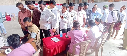 ರಾಯಚೂರಿನ ಆರ್‌ಎಪಿಎಂಸಿಎಸ್‌ನ ಆವರಣದಲ್ಲಿ ಗುರುವಾರ ಜಿಲ್ಲಾ ಒಕ್ಕಲುತನ ಹುಟ್ಟುವಳಿ ಮಾರಾಟ ಹಾಗೂ ಸಂಸ್ಕರಣ ಸಹಕಾರ ಸಂಘ ರಾಯಚೂರು ಮತ್ತು ಸ್ಥಳೀಯ ಸಹಕಾರ ಸಂಘ ಸಂಸ್ಥೆಗಳ ವತಿಯಿಂದ ಸಹಕಾರ ಸಂಘಗಳ ಸದಸ್ಯರಿಗೆ ಮತ್ತು ಸಾರ್ವಜನಿಕರಿಗೆ ಉಚಿತ ಆರೋಗ್ಯ ತಪಾಸಣಾ ಶಿಬಿರ ನಡೆಯಿತು. 