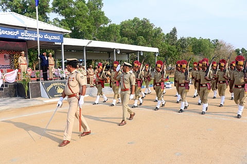 ಚಾಮರಾಜನಗರದ  ಜಿಲ್ಲಾ ಸಶಸ ಮೀಸಲು ಪಡೆ ಪೊಲೀಸ್ ಕವಾಯತು ಮೈದಾನದಲ್ಲಿ ಆಯೋಜಿಸಿದ್ದ ಕಾರ್ಯಕ್ರಮದಲ್ಲಿ ಪೊಲೀಸರು ಗೌರವ ವಂದನೆ ಸಲ್ಲಿಸಿದರು. 