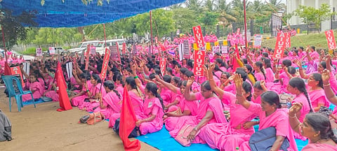 ಚಾಮರಾಜನಗರದ ಜಿಲ್ಲಾಧಿಕಾರಿ ಕಚೇರಿ ಮುಂಭಾಗ ಆಶಾ ಕಾರ್ಯಕರ್ತರು ವಿವಿಧ ಬೇಡಿಕೆಗಳನ್ನು ಈಡೇರಿಸುವಂತೆ ಆಗಸ್ಟ್ ಮಾಹೆಯಲ್ಲಿ ನಿರಂತರ ಧರಣಿ ನಡೆಸಿದ್ದರು. 