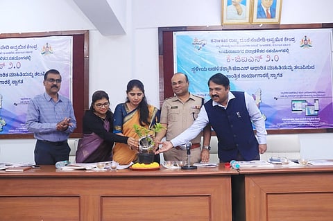 ಚಾಮರಾಜನಗರದ ಜಿಲ್ಲಾಡಳಿತ ಭವನದ ಹಳೇ ಕೆಡಿಪಿ ಸಭಾಂಗಣದಲ್ಲಿ ಆಯೋಜಿಸಿದ್ದ ಕಾರ್ಯಾಗಾರವನ್ನು ಜಿಲ್ಲಾಧಿಕಾರಿ ಶ್ರೀರೂಪಾ ಉದ್ಘಾಟಿಸಿದರು. ಮೋನಾರೋತ್, ಎಂ.ಮುತ್ತುರಾಜ್, ಟಿ,ಜವರೇಗೌಡ, ಎನ್.ಎಲ್.ರಾಜೇಶ್ ಇದ್ದರು. 