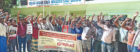ಅರಸೀಕೆರೆ ತಾಲೂಕಿನ ಗಂಡಸಿ ಹೋಬಳಿಯ ಕೆಂಕೆರೆ ಸರ್ಕಾರಿ ಶಾಲೆಯ ವಿಲೀನವನ್ನು ವಿರೋಧಿಸಿ ಪ್ರತಿಭಟನೆ ಮಾಡಲಾಯಿತು. ಸುಭಾಷ್ ಬೆಟ್ಟದಕೊಪ್ಪ, ಸುಷ್ಮಾ, ಅಭಿಷೇಕ್ ಇತರರು ಇದ್ದರು.