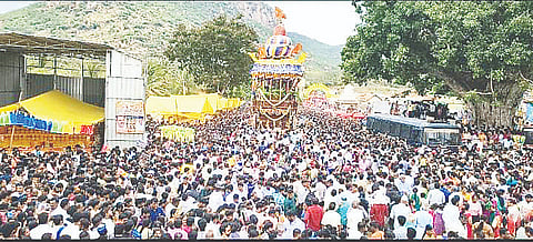 ಅರಸೀಕೆರೆ ಗ್ರಾಮಾಂತರ: ತಾಲೂಕಿನ ಸುಪ್ರಸಿದ್ಧ ಕ್ಷೇತ್ರವಾದ ಮಾಲೆಕಲ್ ತಿರುಪತಿಯ ಶ್ರೀಲಕ್ಷ್ಮಿ ವೆಂಕಟರಮಣ ಸ್ವಾಮಿಯವರ ಭವ್ಯ ಬ್ರಹ್ಮರಥೋತ್ಸವವು ಭಾನುವಾರ ಅತ್ಯಂತ ವಿಜೃಂಭಣೆಯಿಂದ ನೆರವೇರಿತು. ರಥೋತ್ಸವದಲ್ಲಿ ರಾಜ್ಯದ ವಿವಿಧ ಭಾಗಗಳಿಂದ ಆಗಮಿಸಿದ್ದ ಲಕ್ಷಾಂತರ ಭಕ್ತರು ಪಾಲ್ಗೊಂಡು ಸ್ವಾಮಿಯ ದರ್ಶನ ಪಡೆದು ಪುನೀತರಾದರು.