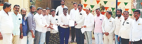 ಹಗರಿಬೊಮ್ಮನಹಳ್ಳಿ ತಾಲೂಕಿನ ಹಂಪಾಪಟ್ಟಣ ಸ.ಹಿ.ಪ್ರಾ.ಶಾಲೆಯ ಪ್ರಭಾರ ಮುಖ್ಯಶಿಕ್ಷಕ ಹಾಗೂ ದೈಹಿಕ ಶಿಕ್ಷಣ ಶಿಕ್ಷಕರನ್ನು ಕೂಡಲೆ ವರ್ಗಾಯಿಸಬೇಕು ಎಂದು ಆಗ್ರಹಿಸಿ ಬಿಇಒ ಪ್ರಭಾಕರಗೆ ಗ್ರಾಮದ ವಿವಿಧ ಸಂಘ, ಸಂಸ್ಥೆಗಳ ಪದಾಧಿಕಾರಿಗಳು ಸೋಮವಾರ ಮನವಿ ಸಲ್ಲಿಸಿದರು. 