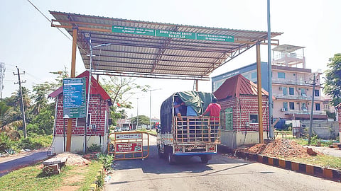  ಕೆ.ಆರ್.ಸಾಗರ ಬೃಂದಾವನದ ತೆರಳುವ ಪಾಂಡವಪುರ ರಸ್ತೆಯ ಕೆಳಸೇತುವೆ ಬಳಿಯ  ಟೋಲ್ 