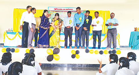 ಬೆಳಗೊಳ ಗ್ರಾಮದ ಬಲಮುರಿ ರಸ್ತೆಯಲ್ಲಿರುವ ಕಿತ್ತೂರು ರಾಣಿ ಚೆನ್ನಮ್ಮ ವಸತಿ ಶಾಲೆಯಲ್ಲಿ ಬುಧವಾರ ಆಯೋಜಿಸಿದ್ದ ಹೋಬಳಿ ಮಟ್ಟದ ಪ್ರೌಢಶಾಲೆಗಳ ಪ್ರತಿಭಾ ಕಾರಂಜಿ ಕಾರ್ಯಕ್ರಮಕ್ಕೆ ಗಣ್ಯರು ಚಾಲನೆ ನೀಡಿದರು. ಡಾ.ನಂದೀಶ್, ನಂಜುಂಡಾಚಾರ್, ಡಾ.ಪ್ರಭಾ ಇದ್ದರು.