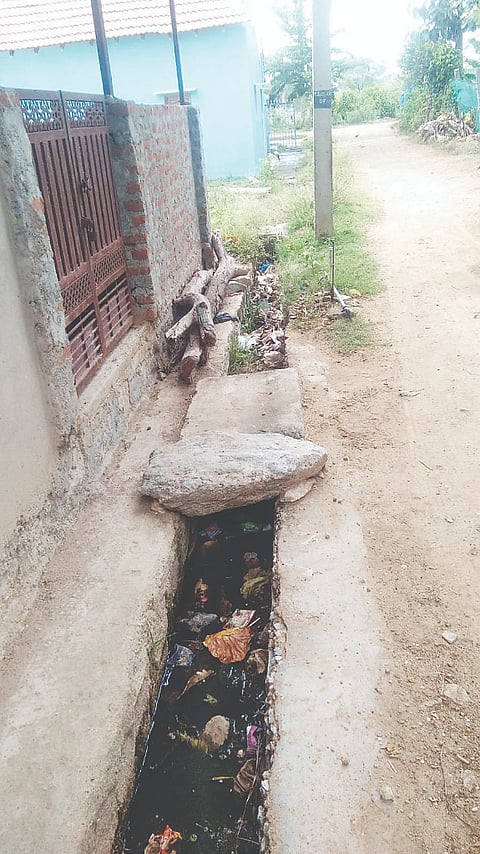 ಗುಂಡ್ಲುಪೇಟೆ ತಾಲೂಕಿನ ಬೊಮ್ಮಲಾಪುರ ಗ್ರಾಮದ ಅಂಗನವಾಡಿ ಕೇಂದ್ರದ ಸಮೀಪದ ಚರಂಡಿಯಲ್ಲಿ ಹೂಳು ತುಂಬಿಕೊಂಡಿದೆ.