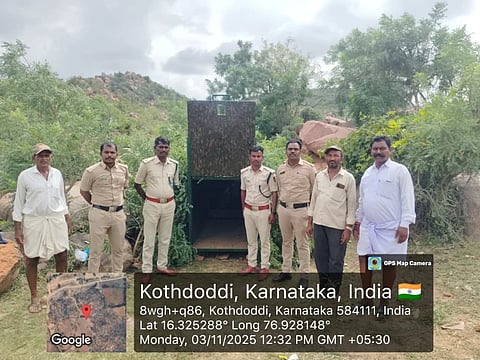 ಕೊತ್ತೊದೊಡ್ಡಿ ಗ್ರಾಮದಲ್ಲಿ ಚಿರತೆ ಸೆರೆಗಾಗಿ ಅರಣ್ಯ ಇಲಾಖೆ ಸಿಬ್ಬಂದಿ ಸೋಮವಾರ ಬೋನು ಅಳವಡಿಸಿದರು. ಸಿಬ್ಬಂದಿ ಸಗರಪ್ಪ, ಅಂಜಿನಯ್ಯ, ಸಂಗಮೇಶ ಇತರರಿದ್ದರು.