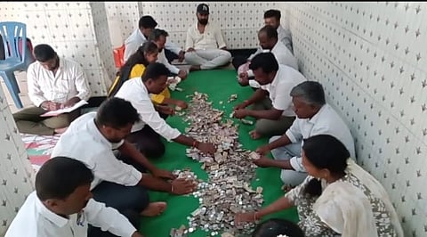 ಚೇಳೂರು ತಾಲೂಕು ಬುರುಡಗುಂಟೆ ಶ್ರೀಗಂಗಮ್ಮ ದೇವಾಲಯದಲ್ಲಿ ಹುಂಡಿ ಹಣ ಎಣಿಕೆ ಮಾಡಲಾಯಿತು. ಆರ್​.ಐ.ಮುನಿರಾಜು, ಟಿ.ವಿ.ಪ್ರದಿಪ್​ ಕುಮಾರ್​, ಸಿ.ವಿ.ಆದಿನಾರಾಯಣ, ಗ್ರಾಮ ಲೆಕ್ಕಾಧಿಕಾರಿ ವೆಂಕಟೇಶ್​, ಅಭೀಷೇಕ್​, ಸಂಜಯ್​, ಪ್ರಶಾಂತ್​, ರವಣಮ್ಮ, ಮಾಳಪ್ಪ ಇದ್ದರು.