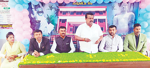 ಚನ್ನರಾಯಪಟ್ಟಣ ತಾಲೂಕು ವಕೀಲರ ಸಂಘದಲ್ಲಿ ನೂತನವಾಗಿ ನವೀಕರಣಗೊಂಡ ಮೇಲಂತಸ್ತಿನ ಕಟ್ಟಡವನ್ನು ಶಾಸಕ ಸಿ.ಎನ್. ಬಾಲಕೃಷ್ಣ ಲೋಕಾರ್ಪಣೆಗೊಳಿಸಿ ಮಾತನಾಡಿದರು. ಡಿ.ಕೆ.ಹರೀಶ್, ಪಿ. ದಿನೇಶ್, ಸಿ.ಬಿ.ಹೇಮಂತ್ ಕುಮಾರ್, ಸುಶ್ಮಿತಾ,ಕೆ.ಎಲ್. ಚೇತನ್ ಸೇರಿದಂತೆ ಇತರರು ಇದ್ದರು.
