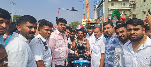 ಚನ್ನರಾಯಪಟ್ಟಣದಲ್ಲಿ ಸೂರಜ್ ರೇವಣ್ಣ ಸಾಂಸ್ಕೃತಿಕ ಮತ್ತು ಕ್ರೀಡಾ ಸಂಘ ಹಾಗೂ ಅಭಿಮಾನಿಗಳ ಸಂಘದಿಂದ ಆಯೋಜಿಸಿದ್ದ ಕಾರ್ಯಕ್ರಮದಲ್ಲಿ ಡಾ. ಸೂರಜ್ ರೇವಣ್ಣ ದ್ವಿಚಕ್ರ ವಾಹನ ಸವಾರರಿಗೆ ಹೆಲ್ಮೆಟ್ ವಿತರಣೆ ಮಾಡಿದರು. ಸಿ.ಎನ್.ಪುಟ್ಟಸ್ವಾಮೀಗೌಡ, ಚರಣ್ ಗೌಡ, ದೀಪಕ್,  ಚೋಳೇನಹಳ್ಳಿ ಸುರೇಶ್, ನಟ್ಟೆಕೆರೆ ನಾಗರಾಜು, ಎ.ಎಂ.ಬಾಲಚಮಕದ್ರ, ಕರಡೇವು ಸತೀಶ್, ಚಂದು, ರಕ್ಷಿತ್, ಸಚಿನ್, ರಾಘು ಇದ್ದರು.