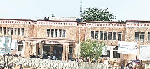 ದೇವದುರ್ಗದ ತಾಲೂಕು ಆಡಳಿತಸೌಧ ಕಚೇರಿ ಹೊರನೋಟ.