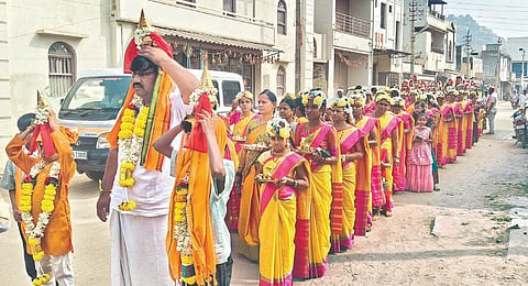 ದೇವದುರ್ಗದಲ್ಲಿ ಶನಿವಾರ ಶ್ರೀರಾಮಲಿಂಗ ಚೌಡೇಶ್ವರಿ ಮೂರ್ತಿ ಮೆರವಣಿಗೆಯಲ್ಲಿ ಮಹಿಳೆಯರು ಕುಂಭಕಳಸದೊಂದಿಗೆ ಭಾಗವಹಿಸಿದ್ದರು.