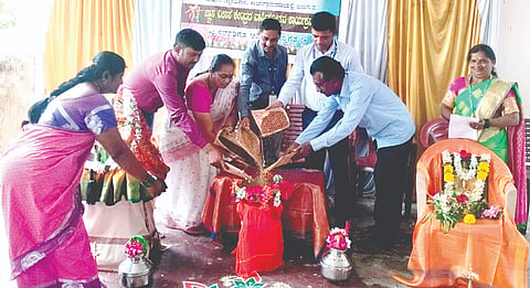 ದೇವದುರ್ಗದಲ್ಲಿ ಆಯೋಜಿಸಿದ್ದ  ಸರ್ವಶಕ್ತಿ ಜ್ಞಾನವಿಕಾಸ ಕೇಂದ್ರದ ವಾರ್ಷಿಕೋತ್ಸವ ಹಾಗೂ ಜಾಗೃತಿ ಕಾರ್ಯಕ್ರಮವನ್ನು ಯೋಜನೆ ಪ್ರಾದೇಶಿಕ ನಿರ್ದೇಶಕ ಜೆ.ಚಂದ್ರಶೇಖರ ಉದ್ಘಾಟಿಸಿದರು.