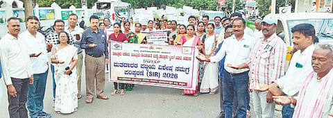 ಹನೂರಿನಲ್ಲಿ ಮತದಾರರ ಪಟ್ಟಿ ಪರಿಷ್ಕರಣೆ ಜಾಗೃತಿ ಜಾಥಾಕ್ಕೆ ತಾಲೂಕು ಪಂಚಾಯಿತಿ ಇಒ ಉಮೇಶ್ ಚಾಲನೆ ನೀಡಿದರು.  ತಾಪಂ ಸಹಾಯಕ ನಿರ್ದೇಶಕ ರವೀಂದ್ರ, ವ್ಯವಸ್ಥಾಪಕ ರಮೇಶ್, ಪಿಡಿಒಗಳಾದ ರಾಮು, ಸುರೇಶ್, ಮಾದೇಶ್ ಇತರರು ಇದ್ದರು.