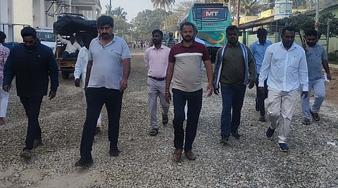 ಮಲೆಮಹದೇಶ್ವರ ಬೆಟ್ಟದಲ್ಲಿ ಪ್ರಗತಿಯಲ್ಲಿರುವ ಕಾಮಗಾರಿ ಸ್ಥಳಕ್ಕೆ ಶಾಸಕ ಎಂ.ಆರ್.ಮಂಜುನಾಥ್ ತೆರಳಿ ಪರಿಶೀಲಿಸಿದರು. ಎ.ಈ. ರಘು, ಚಂದ್ರಶೇಖರ್, ಚಿನ್ನಣ್ಣ ಇತರರಿದ್ದರು.