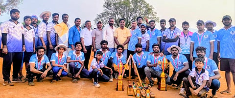 ಗ್ರಾಮದಲ್ಲಿ ಆಯೋಜಿಸಿದ್ದ ಕ್ರಿಕೆಟ್ ಪಂದ್ಯಾವಳಿಯಲ್ಲಿ ಪ್ರಥಮ ಸ್ಥಾನ ಪಡೆದ ಮೃತ್ಯುಂಜಯ ತಂಡಕ್ಕೆ ಬಿಜೆಪಿ ಹನೂರು ಮಂಡಲಾಧ್ಯಕ್ಷ ಕೆ.ಪಿ ವೃಷಭೇಂದ್ರಸ್ವಾಮಿ ಬಹುಮಾನ ವಿತರಿಸಿದರು. ಕುಮಾರ್, ಮಲ್ಲೇಶ್, ಬಸವಣ್ಣ ಇತರರಿದ್ದರು. 