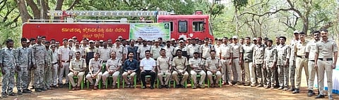 ಕೌದಳ್ಳಿಯ ಸಂತೇಖಾನೆ ಅರಣ್ಯ ನರ್ಸರಿಯಲ್ಲಿ ಆಯೋಜಿಸಿದ್ದ ಅರಿವು ಹಾಗೂ ಪ್ರಾತ್ಯಕ್ಷಿಕೆ ಕಾರ್ಯಕ್ರಮದಲ್ಲಿ ಭಾಸ್ಕರ್, ವಿರಾಜ್ ಹೊಸೂರ್, ಮಹೇಶ್ ಇತರರಿದ್ದರು.