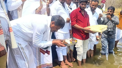 ಬೂದುಬಾಳು ದೊಡ್ಡಕೆರೆಗೆ ಶಾಸಕ ಎಂ.ಆರ್ ಮಂಜುನಾಥ್ ಬಾಗಿನ ಅರ್ಪಿಸಿದರು. ಆದಿತ್ಯ ಸ್ವಾಮಿಯಾರ್, ಮಂಜೇಶ್, ವಿಜಯಕುಮಾರ್, ಶ್ರೀನಿವಾಸ್ ಇತರರಿದ್ದರು. 