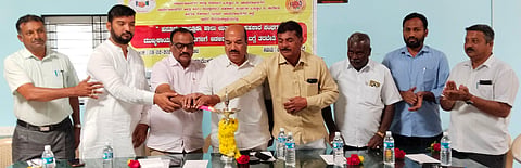 ಹನೂರಿನ ಚಾಮುಲ್ ಉಪ ಕೇಂದ್ರದಲ್ಲಿ ಹಾಲು ಉತ್ಪಾದಕರ ಸಹಕಾರ ಸಂಘದ ಸಿಇಒಗಳಿಗೆ ಆಯೋಜಿಸಿದ್ದ ತರಬೇತಿ ಶಿಬಿರವನ್ನು ಚಾಮುಲ್ ಅಧ್ಯಕ್ಷ ನಂಜುಂಡ ಸ್ವಾಮಿ ಉದ್ಘಾಟಿಸಿದರು. ನಂಜುಂಡ ಪ್ರಸಾದ್, ರಾಯಪ್ಪನ್, ಉದ್ದನೂರು ಪ್ರಸಾದ್, ಶಾಹುಲ್