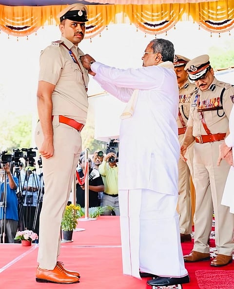   ಸಿಐಡಿ ಸೈಬರ್ ಕ್ರೈಂ ವಿಭಾಗದಲ್ಲಿ ಡಿಟೆಕ್ಟಿವ್ ಪೊಲೀಸ್ ಇನ್ಸ್‌ಪೆಕ್ಟರ್ ಆಗಿ ಸೇವೆ ಸಲ್ಲಿಸುತ್ತಿರುವ ರಾಜೇಶ್ ಅವರು ಸಿಎಂ ಸಿದ್ದರಾಮಯ್ಯ ಅವರಿಂದ ಮುಖ್ಯಮಂತ್ರಿ ಪದಕ ಪಡೆದರು. 