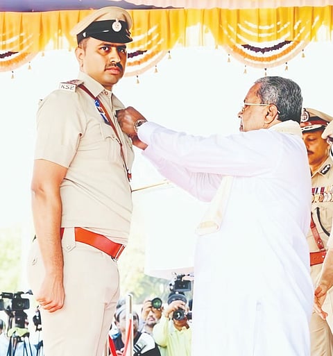 ಸಿಐಡಿ ಸೈಬರ್ ಕ್ರೈಂ ವಿಭಾಗದಲ್ಲಿ ಡೆಟೆಕ್ಟಿವ್ ಪೊಲೀಸ್ ಇನ್ಸ್‌ಪೆಕ್ಟರ್ ಆಗಿ ಸೇವೆ ಸಲ್ಲಿಸುತ್ತಿರುವ ರಾಜೇಶ್ ಅವರು ಸಿಎಂ ಸಿದ್ದರಾಮಯ್ಯ ಅವರಿಂದ ಮುಖ್ಯಮಂತ್ರಿ ಪದಕ ಪಡೆದರು. 