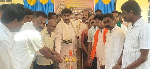 ಹನೂರಿನಲ್ಲಿ ಆಯೋಜಿಸಿದ್ದ ಶ್ರೀ ಯೋಗಿ ನಾರೇಯಣ ಜಯಂತಿಯನ್ನು ಶಾಸಕ ಎಂ.ಆರ್ ಮಂಜುನಾಥ್ ಉದ್ಘಾಟಿಸಿದರು. ಕೆ.ಎನ್ ಚೈತ್ರಾ, ರಂಗಸ್ವಾಮಿ, ಮಹೇಶ್, ಪ್ರಸನ್ನ ಇತರರಿದ್ದರು.