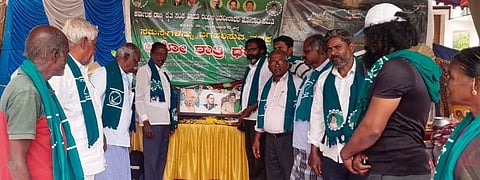 ವಡಕೆಹಳ್ಳದಲ್ಲಿ ಅಹೋರಾತ್ರಿ ಧರಣಿಯಲ್ಲಿ ನಿತರರಾಗಿರುವ ರೈತರು ಪ್ರೊ.ಎಂ.ಡಿ ನಂಜುಂಡಸ್ವಾಮಿ ಅವರ ಪುಣ್ಯಸ್ಮರಣೆ ಹಿನ್ನಲೆ ಅವರ ಭಾವಚಿತ್ರಕ್ಕೆ ಪುಷ್ಪನಮನ ಸಲ್ಲಿಸಿದರು. ಅರ್ಪುದರಾಜ್, ಪುಟ್ಟಸ್ವಾಮಿ, ಪೀಟರ್ ಇತರರಿದ್ದರು.