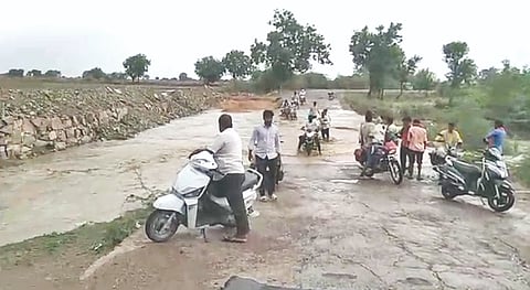 ಇಳಕಲ್ಲ ತಾಲೂಕಿನ ಹೇರೂರ ಸಮೀಪದ ಹಳ್ಳದ ಮೇಲೆ ಹರಿಯುತ್ತಿರುವ ನೀರಿನಲ್ಲಿ ಬೈಕ್ ಸವಾರರು ಹರಸಾಹಸ.