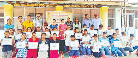 ಗುಂಡ್ಲುಪೇಟೆ ತಾಲೂಕಿನ ಬೇಗೂರು ಗ್ರಾಮದ ಸರ್ಕಾರಿ ಪದವಿ ಪೂರ್ವ ಕಾಲೇಜಿನಲ್ಲಿ ವಿಶ್ವ ಬೈಸಿಕಲ್ ದಿನಾಚರಣೆ ಅಂಗವಾಗಿ ಏರ್ಪಡಿಸಿದ್ದ ಸೈಕಲ್ ತುಳಿಯುವ ಸ್ಪರ್ಧೆಯಲ್ಲಿ ಪಾಲ್ಗೊಂಡ ವಿದ್ಯಾರ್ಥಿಗಳಿಗೆ ಪ್ರಮಾಣಪತ್ರ ವಿತರಿಸಲಾಯಿತು. ಸುರೇಶ್, ಗುರುರಾಜು. ಎಲ್. ಸುರೇಶ್, ಮಂಜುನಾಥ್, ಪುಷ್ಪಲತಾ, ಲೀಲಾ ಇದ್ದರು.