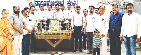 ಕಂಪ್ಲಿ ತಹಸಿಲ್ ಕಚೇರಿಯಲ್ಲಿ ಯೋಗಿನಾರೇಯಣ ಯತೀಂದ್ರರ ಜಯಂತ್ಯುತ್ಸವ ಆಚರಿಸಲಾಯಿತು. 