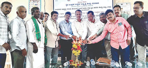 ಕಂಪ್ಲಿಯ ಡಿಎಟಿಸಿಯಲ್ಲಿ ರೈತ ಉತ್ಪಾದಕ ಸಂಸ್ಥೆಗಳ ಪದಾಧಿಕಾರಿಗಳ ತರಬೇತಿ ಕಾರ್ಯಾಗಾರಕ್ಕೆ ಜಂಟಿ ಕೃಷಿ ನಿರ್ದೇಶಕ ಎಸ್. ಸೋಮಸುಂದರ್ ಚಾಲನೆ ನೀಡಿದರು. ಪ್ರಮುಖರಾದ ಜಯಣ್ಣ, ಎಸ್.ಎನ್.ಮಂಜುನಾಥ, ಎಂ.ದಯಾನಂದ, ಶಶಿಕಾಂತ್ ಕೋತಿಮನಿ ಇತರರಿದ್ದರು.