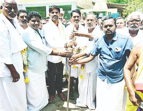 ಶ್ರೀರಾಮರಂಗಾಪುರದಲ್ಲಿ ಸಿಸಿ ರಸ್ತೆ ಅಭಿವೃದ್ಧಿಗೆ ಶಾಸಕ ಜೆ.ಎನ್.ಗಣೇಶ್ ಚಾಲನೆ ನೀಡಿದರು. 