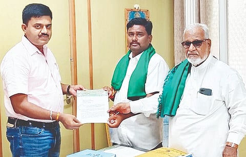 ಮುನಿರಾಬಾದಿನ ನೀರಾವರಿ ನಿಗಮದ ಅಧೀಕ್ಷಕ ಅಭಿಯಂತರ ಎಸ್.ಬಿ.ಮಲ್ಲಿಗವಾಡ್‌ಗೆ ಕಂಪ್ಲಿ ರೈತ ಸಂಘದ ರಾಜ್ಯ ಕಾರ್ಯಾಧ್ಯಕ್ಷ ಬಿ.ವಿ.ಗೌಡ, ರಾಜ್ಯ ಉಪಾಧ್ಯಕ್ಷ ಖಾಜಾಹುಸೇನ್ ನಿಯಾಜಿ ಮನವಿ ಸಲ್ಲಿಸಿದರು. 