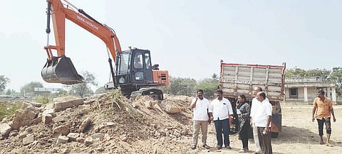 ಕಂಪ್ಲಿ ಉತ್ಸವ ಆಯೋಜನೆಗಾಗಿ ಪಟ್ಟಣದಲ್ಲಿರುವ ಸಕ್ಕರೆ ಕಾರ್ಖಾನೆ ಜಮೀನನ್ನು ಸಮತಟ್ಟುಗೊಳಿಸುವ ಕಾರ್ಯ ನಡೆಯಿತು. 