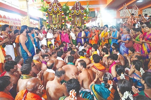 ಮಳಖೇಡ ಉತ್ತರಾದಿ ಮಠದ ಆವರಣದಲ್ಲಿ ಶ್ರೀ ಜಯತೀರ್ಥರ ಮಧ್ಯಾರಾಧನೆ ನಿಮಿತ್ತ ಅಪಾರ ಭಕ್ತರ ಜೈೂಷದ ಮಧ್ಯೆ ಸಂಭ್ರಮದಿಂದ ಜೋಡು ರಥೋತ್ಸವ ನೆರವೇರಿತು.
