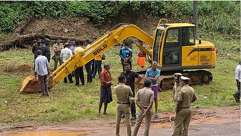 ಚಿತ್ರ ೦೩ ಕೆ.ಎಲ್.ಆರ್. ೦೧ : ಅರಣ್ಯ ಇಲಾಖೆಯವರು ಒತ್ತುವರಿಯನ್ನು ತೆರವುಗೊಳಿಸಲು ಮುಂದಾಗುತ್ತಿರುವುದು. 