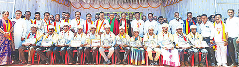 ಕೆ.ಆರ್.ನಗರದ ಡಾ.ರಾಜಕುಮಾರ್ ಬಾನಾಂಗಳದಲ್ಲಿ ಆಯೋಜಿಸಿದ್ದ ಕನ್ನಡ ರಾಜ್ಯೋತ್ಸವ ಸಮಾರಂಭದಲ್ಲಿ ವಿವಿಧ ಕ್ಷೇತ್ರಗಳಲ್ಲಿ ಸಾಧನೆ ಮಾಡಿದ ಗಣ್ಯರನ್ನು ಅಭಿನಂದಿಸಲಾಯಿತು. ಡಿ.ರವಿಶಂಕರ್ ರಾಜ್ಯೋತ್ಸವ ಪ್ರಶಸ್ತಿ ನೀಡಿ ಗೌರವಿಸಿದರು. ಜೆ.ಸುರೇಂದ್ರ ಮೂರ್ತಿ, ರುಕಿಯಾಬೇಗಂ, ಡಿಂಡಿಮ ಶಂಕರ್, ವಿ.ಪಿ.ಕುಲದೀಪ್, ಎ.ಎನ್.ರವಿ,  ಆರ್.ಕೃಷ್ಣಪ್ಪ, ಕೆ.ಎಸ್.ಮಹೇಶ್ ಇನ್ನಿತರರು ಇದ್ದರು.