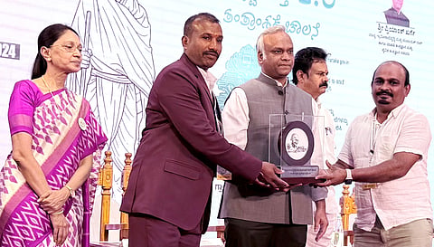 ಬೆಂಗಳೂರಿನ ವಿಧಾನಸೌದದ ಸಮ್ಮೇಳನ ಸಭಾಂಗಣದಲ್ಲಿ ಆಯೋಜಿಸಿದ್ದ ಕಾರ್ಯಕ್ರಮದಲ್ಲಿ ಅರ್ಜುನಹಳ್ಳಿ ಗ್ರಾಮ ಪಂಚಾಯಿತಿಅಧ್ಯಕ್ಷ ಕೃಷ್ಣಮೂರ್ತಿ ಹಾಗೂ ಪಿಡಿಒ ಜಿ.ಟಿ. ಸಂತೋಷ್ ಅವರು ಪ್ರಿಯಾಂಕ್ ಖರ್ಗೆ ಅವರಿಂದ ಗಾಂಧಿ ಗ್ರಾಮ ಪುರಸ್ಕಾರ, ಪಾರಿತೋಷಕ ಪದಕ ಹಾಗೂ 5 ಲಕ್ಷ ರೂ. ಚೆಕ್ ಸ್ವೀಕರಿಸಿದರು.