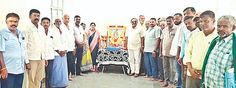 ಕೆ.ಆರ್.ನಗರದ ಆಡಳಿತ ಸೌದದ ಕಚೇರಿಯಲ್ಲಿ ಆಯೋಜಿಸಿದ್ದ ಶ್ರೀ ಕೈವಾರ ತಾತಯ್ಯ ಶ್ರೀ ಯೋಗಿ ನಾರಾಯಣ ಯತೀಂದ್ರ ಅವರ ಜಯಂತಿ ಆಚರಣೆ ಕಾರ್ಯಕ್ರಮದಲ್ಲಿ ಗಣ್ಯರು ಭಾವಚಿತ್ರಕ್ಕೆ ಪುಷ್ಪಾರ್ಚನೆ ನೆರವೇರಿಸಿದರು. ವಿಧಾನ ಪರಿಷತ್ ಮಾಜಿ ಸದಸ್ಯ ಕೆ.ಸಿ.ಪುಟ್ಟಸಿದ್ದಶೆಟ್ಟಿ, ಗ್ರೇಡ್-2 ತಹಸೀಲ್ದಾರ್ ಚಂದ್ರಶೇಖರ್, ಪುರಸಭೆ ಮಾಜಿ ಅಧ್ಯಕ್ಷ ನರಸಿಂಹರಾಜು, ಎಡತೊರೆ ಬಣಜಿಗ ಸಂಘದ ತಾಲೂಕು ಅಧ್ಯಕ್ಷ ಟಿ.ಎನ್.ದಯಾನಂದ್, ಪ್ರಧಾನ ಕಾರ್ಯದರ್ಶಿ ಮಳಲಿರಾಘು ಇನ್ನಿತರರು ಇದ್ದರು.