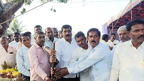ಕೆ.ಆರ್.ಪೇಟೆ ತಾಲೂಕು ಬೂಕನಕೆರೆ ಹೋಬಳಿಯ ಮತ್ತೀಕೆರೆ ಗ್ರಾಮದಲ್ಲಿ ಸಿಸಿ, ಡಾಂಬರ್ ರಸ್ತೆ ಹಾಗೂ ಚರಂಡಿ ನಿರ್ಮಾಣ ಕಾಮಗಾರಿಗೆ ಶಾಸಕ ಎಚ್.ಟಿ.ಮಂಜು ಭೂಮಿಪೂಜೆ ನೆರವೇರಿಸಿದರು. ಮುದುಗೆರೆ ಪರಮೇಶ್, ಕೆ.ಬಿ.ನಾಗೇಶ್, ರಾಮಕೃಷ್ಣೇಗೌಡ, ನಂದೀಶ್ ಇದ್ದರು.