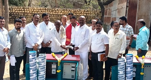 ಲಿಂಗಸುಗೂರು ತಾಪಂ ಆವರಣದಲ್ಲಿ ಗಂಗಾ ಕಲ್ಯಾಣ ಯೋಜನೆಯ ಉಪಕರಣಗಳನ್ನು ಶಾಸಕ ಮಾನಪ್ಪ ವಜ್ಜಲ್ ಫಲಾನುಭವಿಗಳಿಗೆ ವಿತರಿಸಿದರು. ಡಿ.ದೇವರಾಜು ಅರಸು ನಿಗಮದ ಜಿಲ್ಲಾ ವ್ಯವಸ್ಥಾಪಕ ಮಂಜುನಾಥ, ಮಹರ್ಷಿ ವಾಲ್ಮೀಕಿ ನಿಗಮದ ಅಧಿಕಾರಿ ಆದೇಶ, ತಾಪಂ ಎಡಿ ಪಂಪನಗೌಡ, ಕಾರ್ಮಿಕ ಇಲಾಖೆ ಅಧಿಕಾರಿ ಶಾಂತಮೂರ್ತಿ ಇತರರಿದ್ದರು.