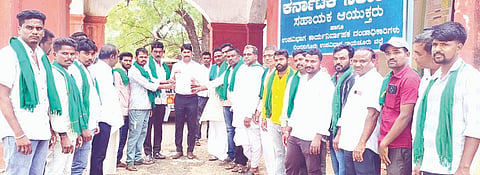 ಲಿಂಗಸುಗೂರಿನಲ್ಲಿ ಎಸಿ ಬಸವಣೆಪ್ಪ ಕಲಶೆಟ್ಟಿಗೆ ರೈತ ಸಂಘ ಹಾಗೂ ಹಸಿರು ಸೇನೆ ಕಾರ್ಯಕರ್ತರು ಮನವಿ ಸಲ್ಲಿಸಿದರು.