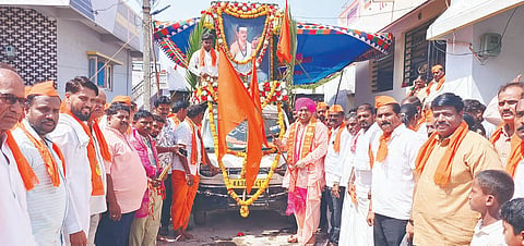 ಗುರುಗುಂಟಾ ಗ್ರಾಮದಲ್ಲಿ ಶ್ರೀ ಬಸವೇಶ್ವರ ಭಾವಚಿತ್ರ ಮೆರವಣಿಗೆಗೆ ದೇವರಭೂಪುರ ಬೃಹನ್ಮಠದ ಗುರು ಗಜದಂಡ ಶ್ರೀಗಳು ಚಾಲನೆ ನೀಡಿದರು. ಪ್ರಮುಖರಾದ ಗುಂಡಯ್ಯ ಸ್ವಾಮಿ ಕಳಸದಗುಡಿ, ಶರಣಬಸವ ಪಟ್ಟಣಶೆಟ್ಟಿ, ರೇವಣಸಿದ್ದಯ್ಯ ಹೊರಪೇಟೆ ಮಠ, ಗುಂಡಪ್ಪ ಕುಂಬಾರ, ಬಸವರಾಜ ಪಟ್ಟಣಶೆಟ್ಟಿ, ಅಮರಯ್ಯ ಕೋಠಾ, ಗುಂಡಣ್ಣ ಹಳ್ಳಿ, ಬಸವರಾಜ ಬಲ್ಲಟಗಿ ಇತರರಿದ್ದರು.