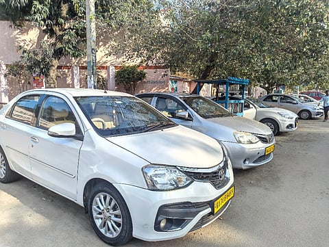 ಹೊಸಪೇಟೆಯಲ್ಲಿ ಟಾಕ್ಸಿಗಳು ನಿಂತಿರುವುದು