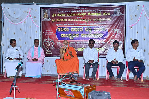 ಹಂಪಿಯ ಶ್ರೀ ವಿರುಪಾಕ್ಷೇಶ್ವರ ದೇಗುಲದಲ್ಲಿ ಶುಕ್ರವಾರ ರಾತ್ರಿ ನಡೆದ ಭಕ್ತಿ ಭಾವನ ಸಾಂಸ್ಕೃತಿಕ ಕಾರ್ಯಕ್ರಮದಲ್ಲಿ ಹಂಪಿಯ ಶ್ರೀ ವಿದ್ಯಾರಣ್ಯ ಭಾರತಿ ಸ್ವಾಮೀಜಿ ಮಾತನಾಡಿದರು. ಹಂಪಿ ಪಿಡಿಒ ಗಂಗಾಧರ, ಕಲಾವೃಂದದ ಸಂಸ್ಥಾಪಕ ಅಧ್ಯಕ್ಷ ಅಂಗಡಿ ವಾಮದೇವ, ಪ್ರಮುಖರಾದ ಕೆ.ಗೋಪಾಲ್, ಕೆ.ಷಣ್ಮುಖಗೌಡ, ವಿಶ್ವನಾಥ ಹಿಟ್ನಾಳ್ ಇತರರಿದ್ದರು.