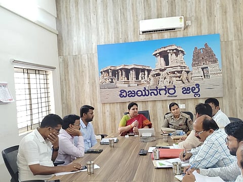 ಹೊಸಪೇಟೆಯಲ್ಲಿ ಮಂಗಳವಾರ ಜಿಲ್ಲಾಧಿಕಾರಿ ಕವಿತಾ ಎಸ್.ಮನ್ನಿಕೇರಿ ಮೇಲ್ಸೇತುವೆ ಕಾಮಗಾರಿ ಪ್ರಗತಿ ಪರಿಶೀಲನೆ ಸಭೆ ನಡೆಸಿದರು. ಎಸ್ಪಿ ಎಸ್. ಜಾಹ್ನವಿ, ಉಪವಿಭಾಗಾಧಿಕಾರಿ ಪಿ.ವಿವೇಕಾನಂದ, ಜಿಲ್ಲಾ ನಗರಾಭಿವೃದ್ಧಿ ಕೋಶದ ಯೋಜನಾ ನಿರ್ದೇಶಕ ಮನೋಹರ್, ಆರ್‌ಟಿಒ ದಾಮೋದರ, ತಹಸೀಲ್ದಾರ್ ಶೃತಿ ಎಂ.ಮಳ್ಳಪ್ಪಗೌಡ್ರ್ ಇತರರಿದ್ದರು.