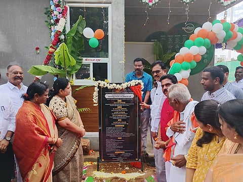 ಜಿಲ್ಲಾಧಿಕಾರಿ ಕವಿತಾ ಎಸ್.ಮನ್ನಿಕೇರಿ, ನಗರಾಭಿವೃದ್ಧಿ ಕೋಶದ ಯೋಜನಾ ನಿರ್ದೇಶಕ ಮನೋಹರ್, ತಹಶಿಲ್ದಾರ್ ಶೃತಿ ಎಂ.ಮಳ್ಳಪ್ಪಗೌಡ್ರ್, ನಗರಸಭೆ ಅಧ್ಯಕ್ಷ ಎನ್.ರೂಪೇಶ್, ಪೌರಾಯುಕ್ತ ಎರಗುಡಿ ಶಿವಕುಮಾರ್, ಸದಸ್ಯೆ ಮುನ್ನಿ ಖಾಸಿಂ, ಎಇಇ ಮನ್ಸೂರು ಅಹಮದ್, ನಗರಸಭೆ ವ್ಯವಸ್ಥಾಪಕ ಕೃಷ್ಣಮೂರ್ತಿ, ಕಂದಾಯ ಅಧಿಕಾರಿ ನಾಗರಾಜು ಇತರರಿದ್ದರು.