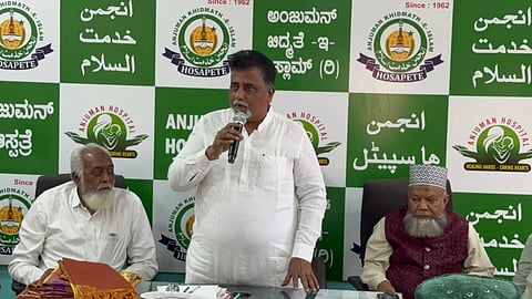 ಹೊಸಪೇಟೆ ಶಾದಿಮಹಲ್ ನಲ್ಲಿ ಶನಿವಾರ  ಹಜ್ ಹೋಗುವ ಯಾತ್ರಿಗಳಿಗೆ ಬೀಳ್ಕೊಡುಗೆ ಹಾಗೂ ಅಭಿನಂದನಾ ಕಾರ್ಯಕ್ರಮದಲ್ಲಿ ಹುಡಾ ಅಧ್ಯಕ್ಷ ಎಚ್.ಎನ್.ಮೊಹಮ್ಮದ್ ಇಮಾಮ್ ನಿಯಾಜಿ ಮಾತನಾಡಿದರು. ಅಂಜುಮನ್ ಕಮಿಟಿಯ ಪದಾಧಿಕಾರಿಗಳಾದ ಅನ್ಸರ್ ಭಾಷಾ, ಪೈರೋಜ್ ಖಾನ್ ಇತರರಿದ್ದರು.